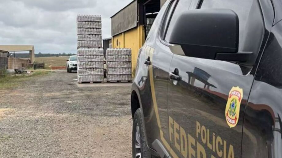 Agentes da PF durante operação em indústrias de bebidas suspeitas de adulteração com metanol em São Paulo.
