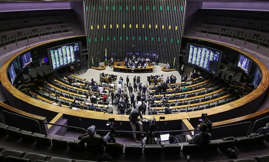 Câmara aprova urgência para 15 projetos focados em crianças, professores e combate à violência nas escolas.
