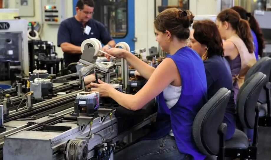 Mesmo com maior escolaridade, mulheres seguem recebendo menos e têm menor presença no mercado de trabalho, aponta IBGE.