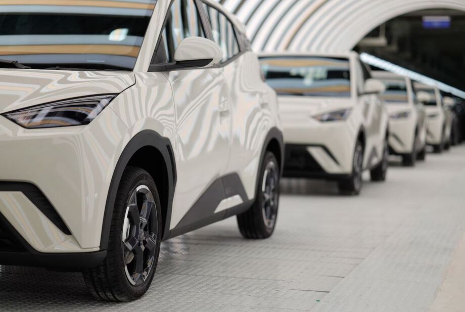 BYD inaugura fábrica em Camaçari e planeja produzir 600 mil veículos por ano.