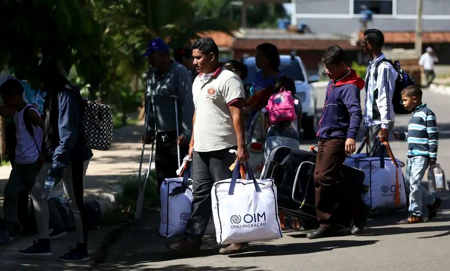 Política prevê inclusão de migrantes e refugiados em serviços públicos e geração de renda no Brasil