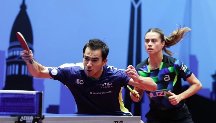 Hugo Calderano e Bruna Takahashi caíram nas semifinais do China Smash de tênis de mesa.