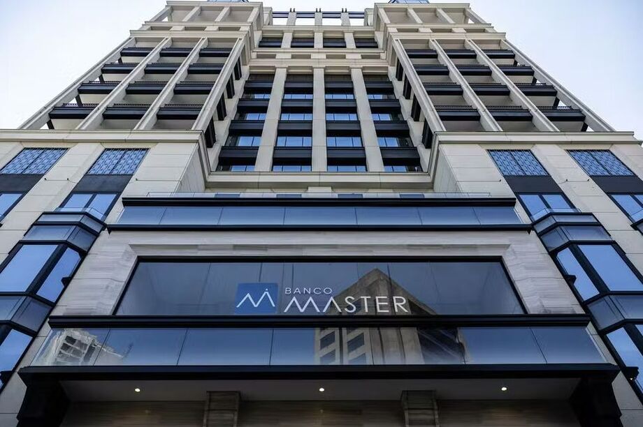Banco Master é suspenso de conceder consignados após volume de reclamações de aposentados, segundo o INSS.
