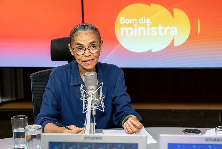 Marina Silva defende transição energética e afirma que empresas de petróleo devem investir em fontes limpas.