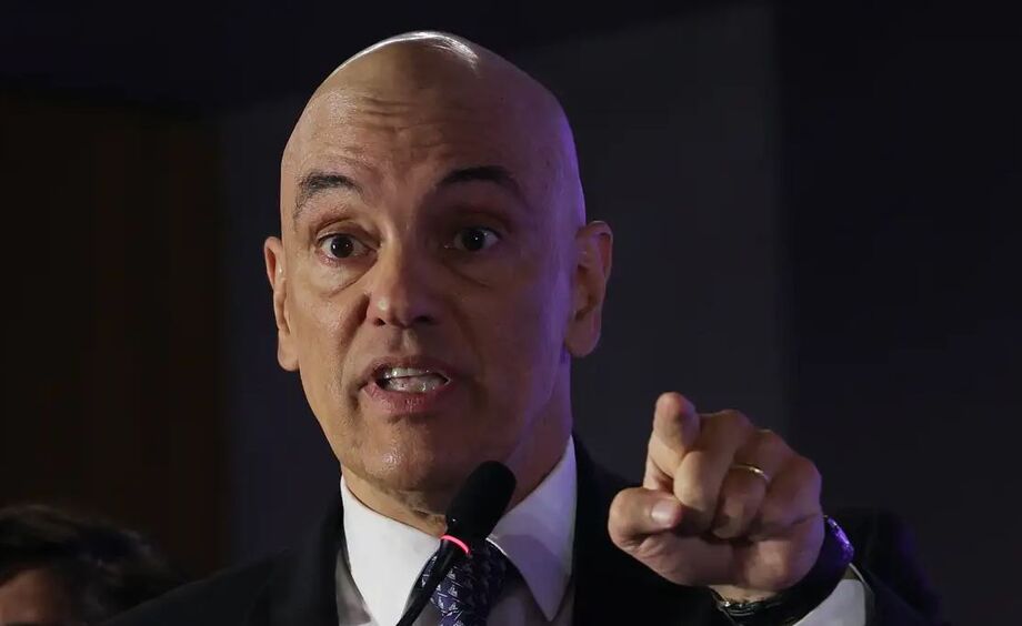 Moraes reconsiderou decisão e deu 24 horas para defesa de Filipe Martins apresentar alegações finais em ação sobre tentativa de golpe.