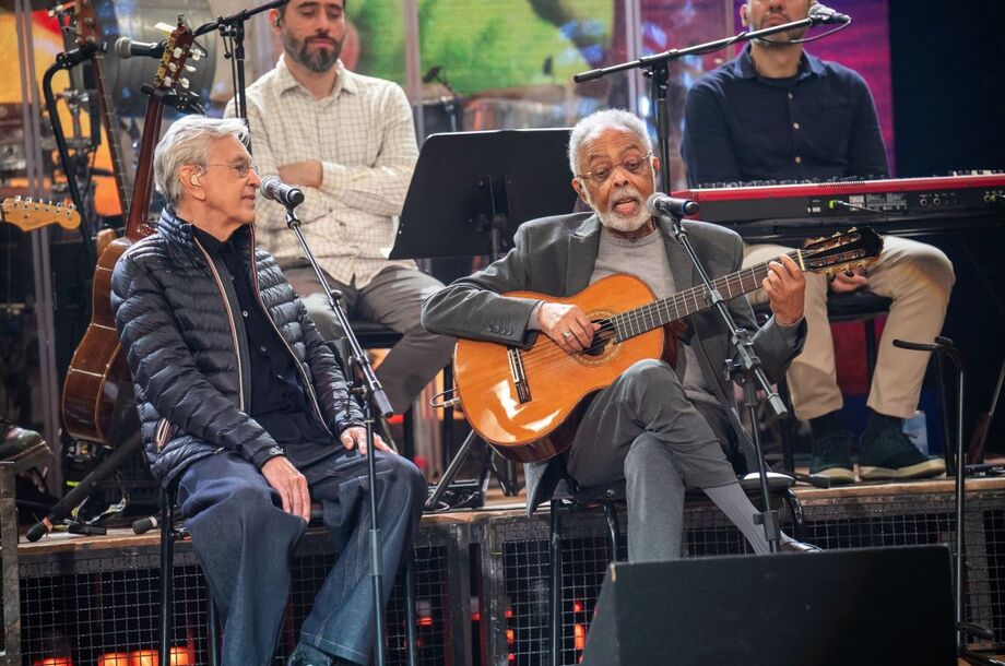 Caetano Veloso observa Gilberto Gil cantar 'Super-Homem, a Canção', no palco do 'Altas Horas'