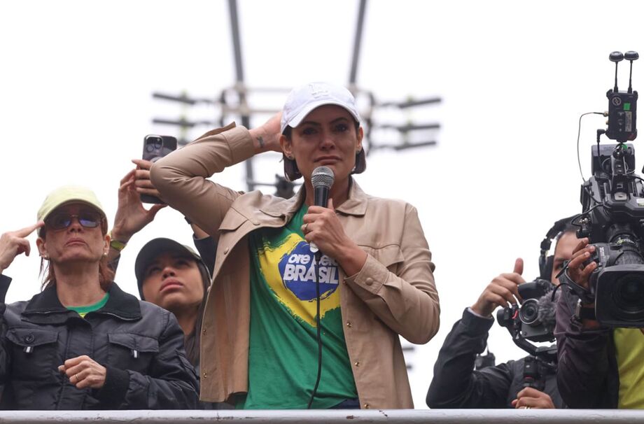 Michelle Bolsonaro discursa em evento do PL Mulher em Goiás e dispara críticas contra Lula e Janja.