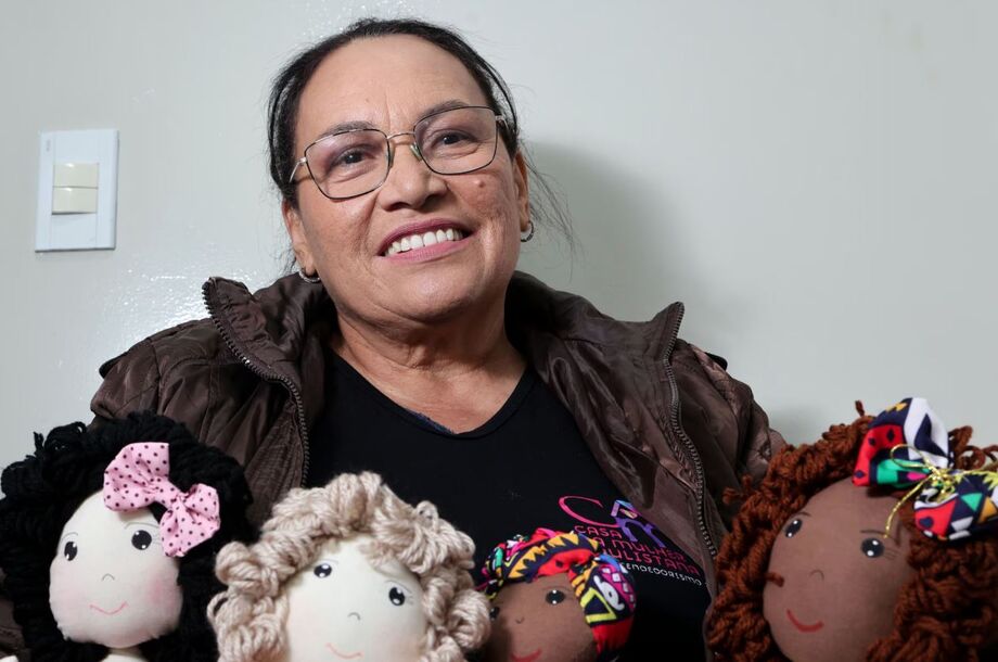 Quitéria Isidoro encontrou no artesanato com bonecas uma forma de reconstruir a autoestima e inspirar outras mulheres.
