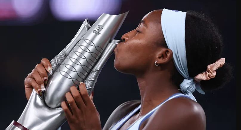 Coco Gauff celebra o título do WTA 1000 de Wuhan e se aproxima do top 2 no ranking da WTA.