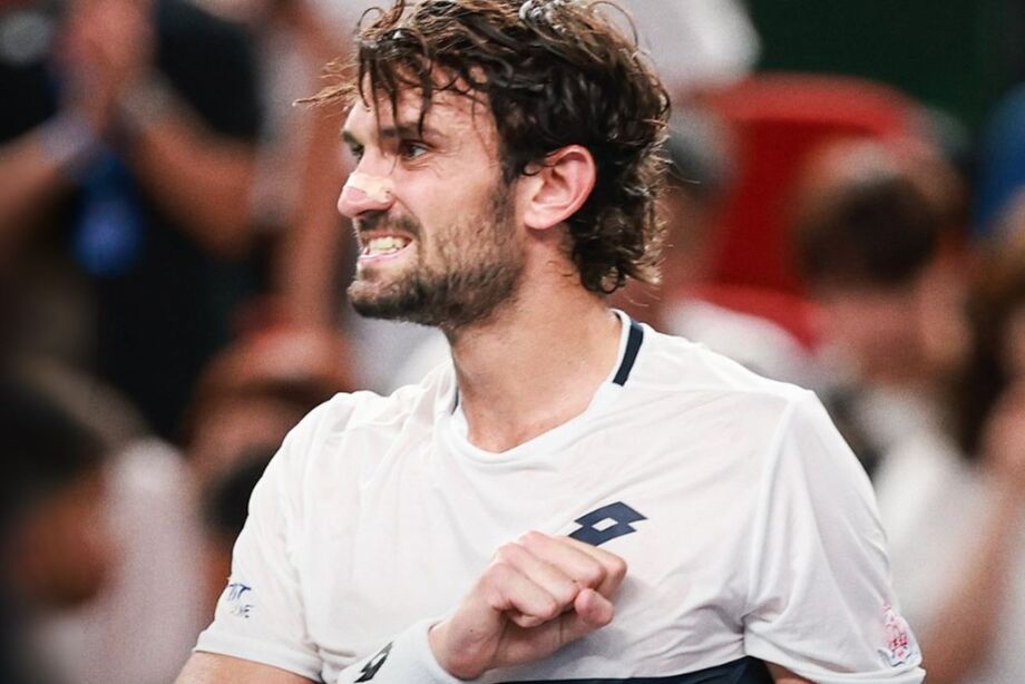 alentin Vacherot comemora título histórico no Masters 1000 de Xangai após vencer o primo na final.