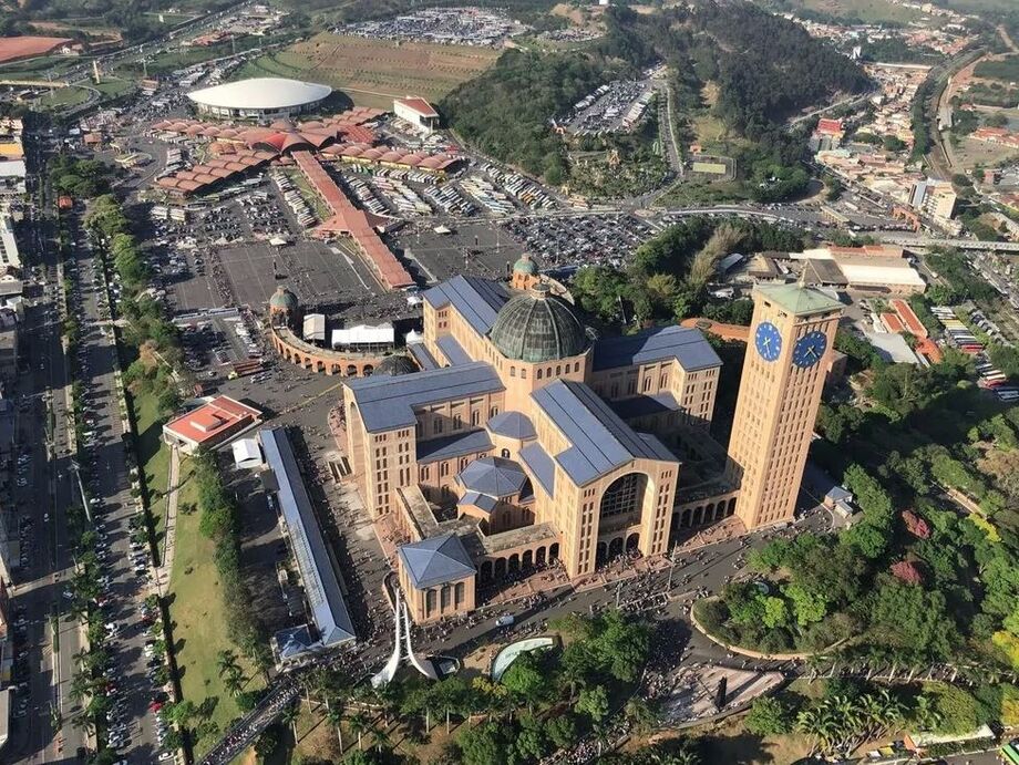 Fiéis lotam o Santuário Nacional de Aparecida no Dia da padroeira do Brasil, comemorado em 12 de outubro.