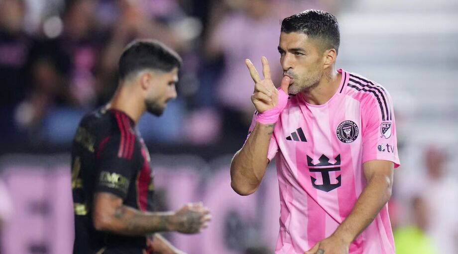 Foto de Suárez comemorando gol com a camisa do Inter Miami, de preferência na partida contra o Atlanta United.