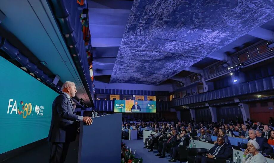 Lula critica a desigualdade global durante coletiva após o Fórum Mundial da Alimentação, em Roma.