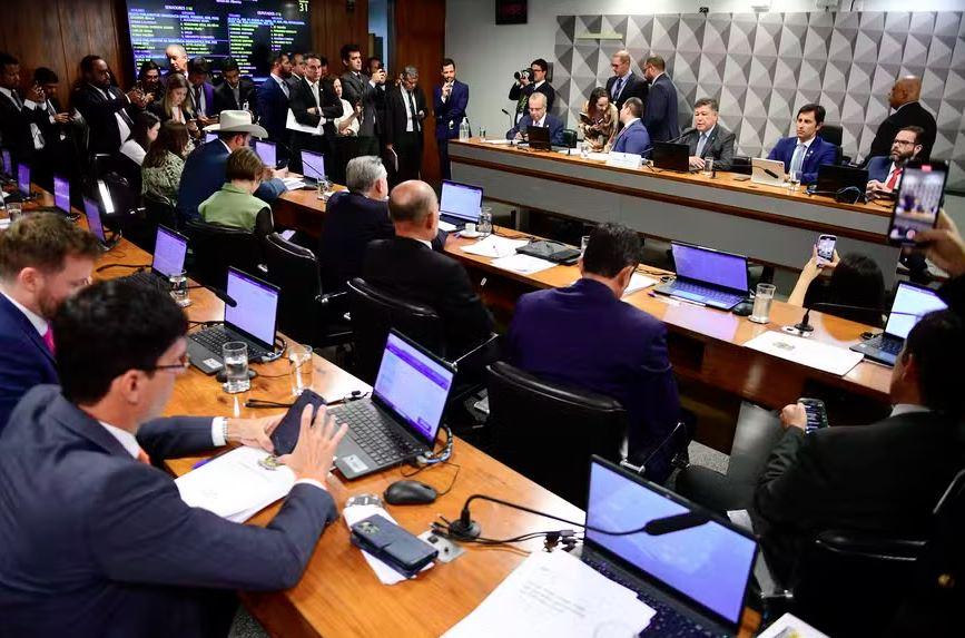 Parlamentares transformam sessões da CPI do INSS em palco para redes sociais com discursos e estratégias digitais.