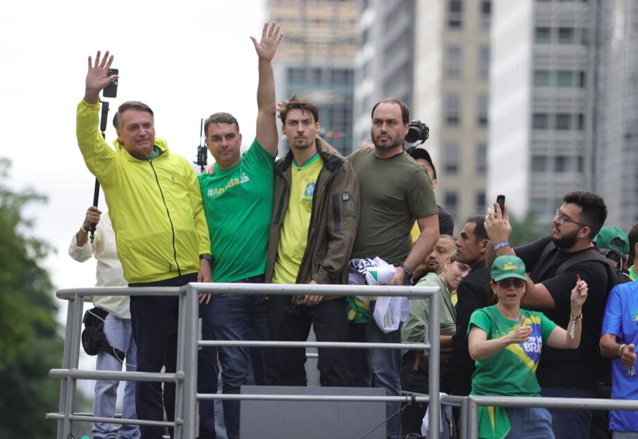 Carlos e Flávio Bolsonaro criticam decisão de Alexandre de Moraes de manter prisão domiciliar do ex-presidente Jair Bolsonaro. Ministro citou risco de fuga e violação de medidas cautelares.