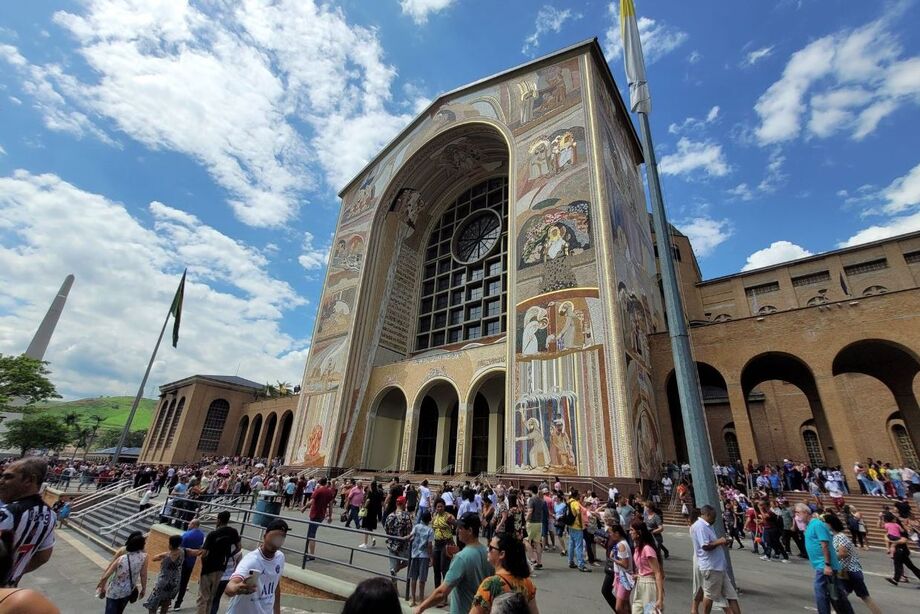 Mais de 152 mil fiéis participaram da celebração do dia da padroeira do Brasil, em Aparecida (SP)