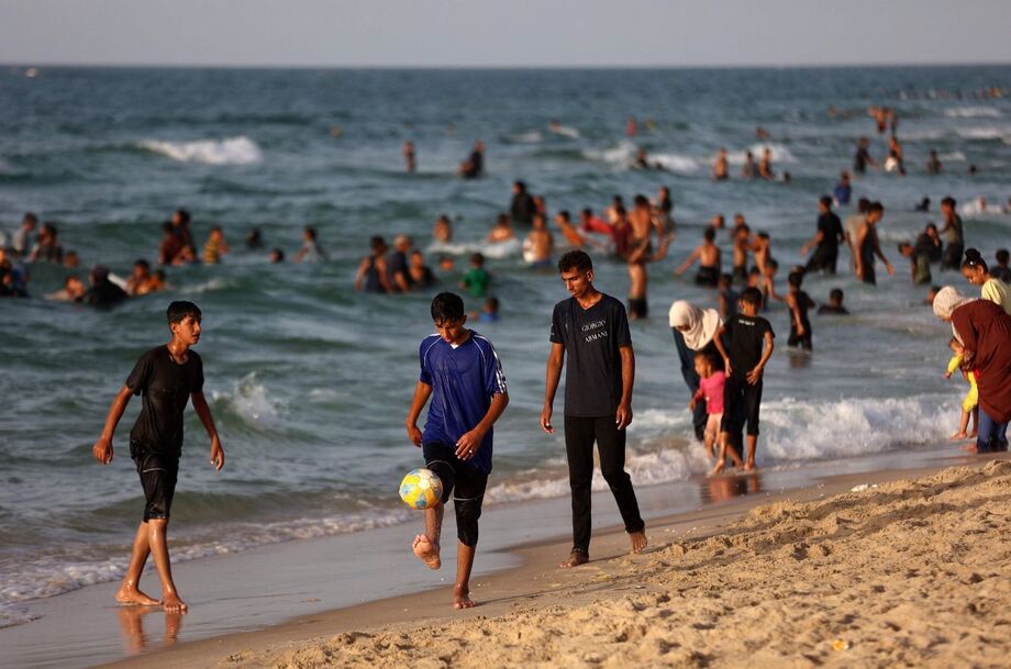 Palestinos refugiados jogam futebol em Khan Yunis, no sul da Faixa de Gaza.