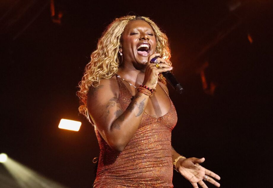 Liniker, que concorre a sete categorias, se apresentará na cerimônia do Grammy Latino 2025