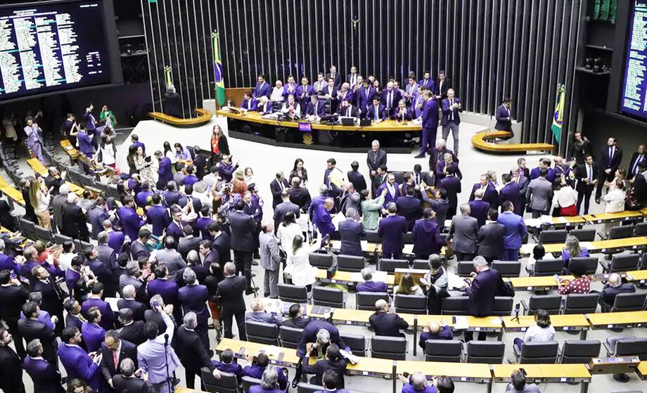 Mudança aprovada na CCJ restringe o número de partidos com direito de acionar o STF