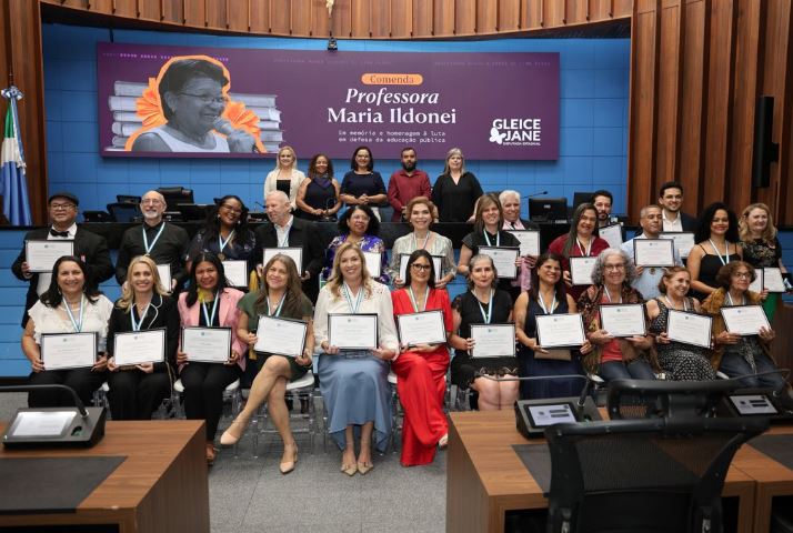 Sessão solene desta quarta-feira homenageou educadores