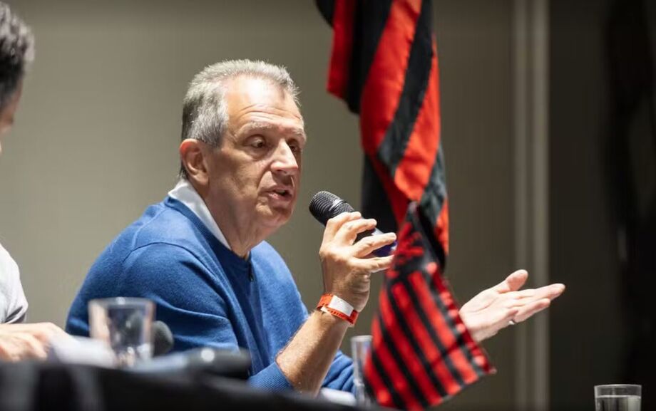 Luiz Eduardo Baptista, presidente do Flamengo, durante pronunciamento sobre o impasse com a Libra.