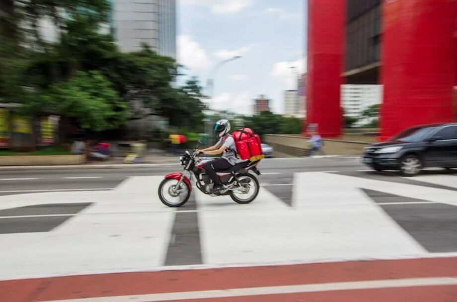 Ação entre iFood e Uber oferece bônus a entregadores que atuarem nas duas plataformas ao mesmo tempo.
