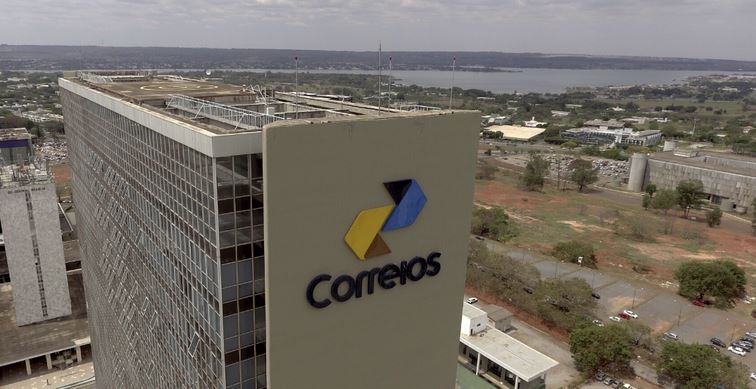 Correios buscam empréstimo bilionário com aval do Tesouro para reverter prejuízos e retomar operação.