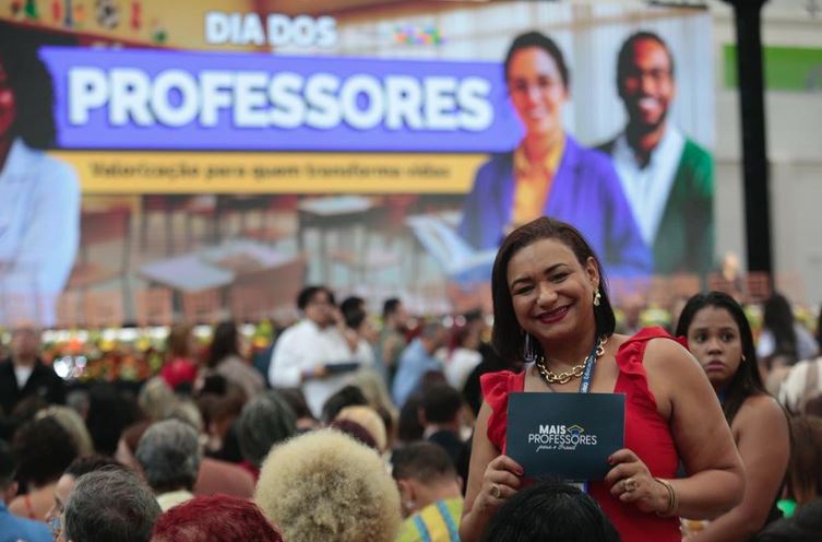 Professores terão cartão sem anuidade e acesso a crédito com juro reduzido via CNDB lançada por Lula.