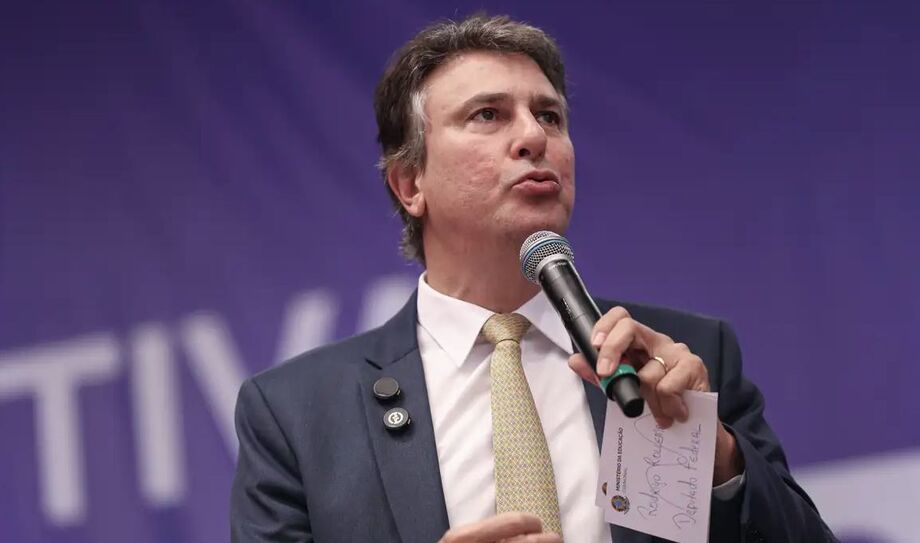 Ministro Camilo Santana cobra valorização dos professores e destaca novo plano de educação.
