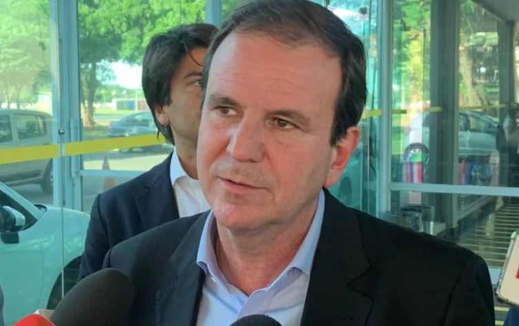 Eduardo Paes é vaiado por professores, anuncia reajuste e destaca ações em evento com Lula no Rio.