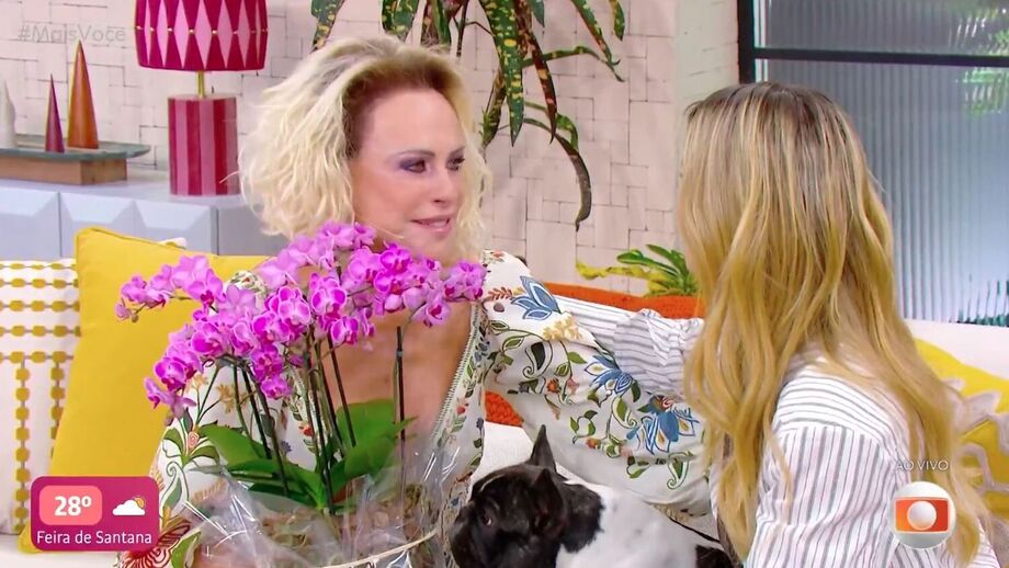 Em reencontro emocionante, Ana Maria retribui com orquídeas o gesto que Carolina teve em 2000, durante seu tratamento contra o câncer.
