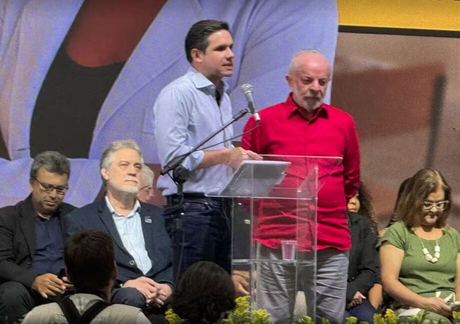 Presidente da Câmara, Hugo Motta, foi vaiado por professores durante evento com Lula no Rio de Janeiro