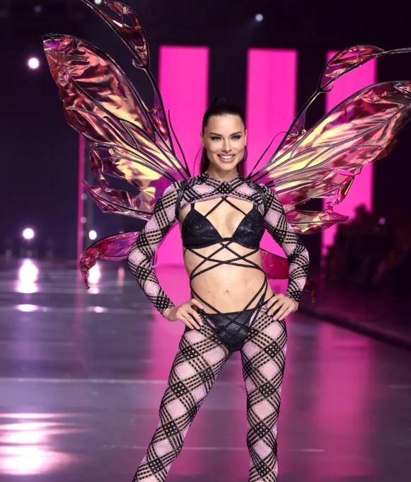 Adriana Lima retorna à passarela da Victoria's Secret ao lado de outras veteranas e novas angels em Nova York