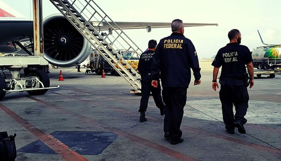 Polícia Federal cumpre mandados e prende suspeitos de envolvimento em esquema de tráfico internacional de drogas no Aeroporto de Guarulhos.