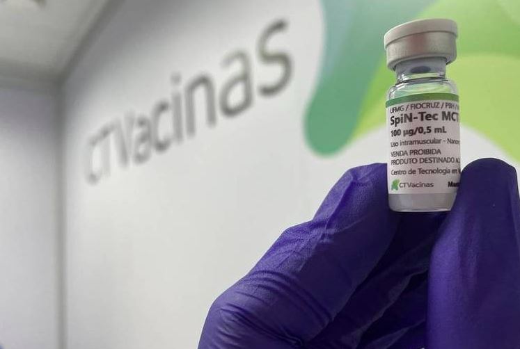 Desenvolvida pela UFMG, a SpiN-TEC é a primeira vacina 100% nacional contra a covid-19 e deve chegar ao SUS em 2026.