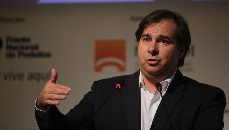 Em evento com lideranças partidárias, Rodrigo Maia afirmou que Tarcísio de Freitas perdeu força ao se alinhar ao bolsonarismo e criticou a guinada populista do governo Lula.