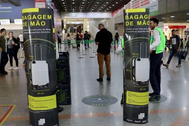 Projeto de lei em tramitação na Câmara quer garantir o direito de levar mala de mão e item pessoal sem cobrança adicional.