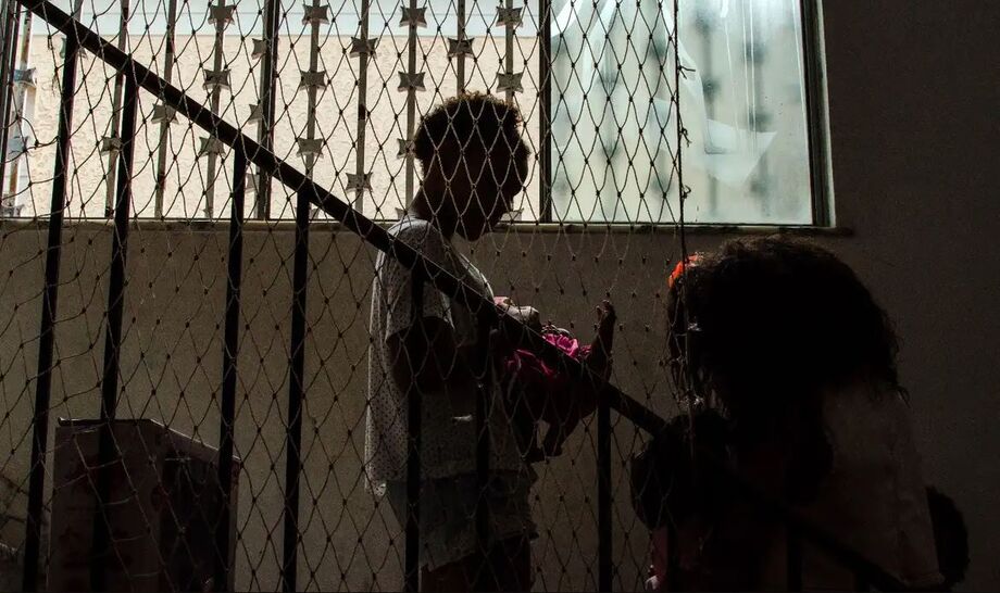 O 35º Censo da População Infantojuvenil Acolhida no Rio de Janeiro, divulgado pelo MPRJ, mostra que 74% das crianças e adolescentes acolhidos permanecem menos de 18 meses em instituições