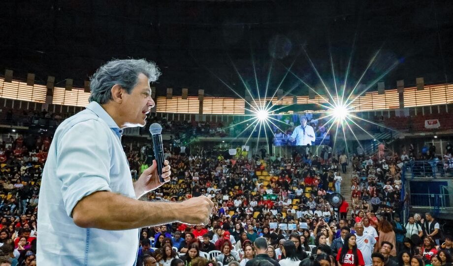 O ministro Fernando Haddad fala durante encontro com os alunos da Rede de Cursinhos Populares (CPOP no Ginásio Adib Moysés Dib em São Bernardo do Campo