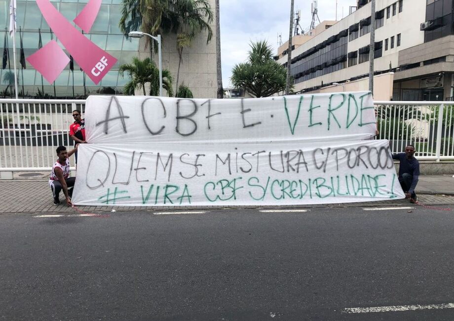 Torcedores do Flamengo protestaram na porta da CBF antes de jogo contra o Palmeiras
