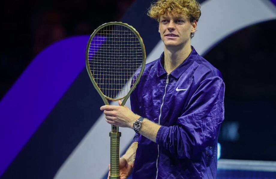 Jannik Sinner exibe a raquete de ouro avaliada em R$ 1,5 milhão após vencer Alcaraz na final do Six Kings Slam