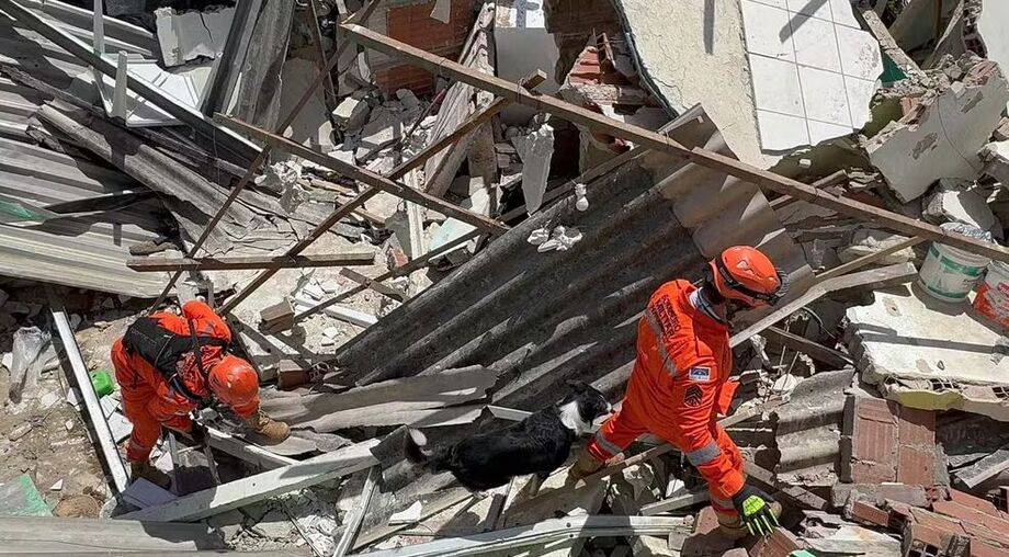 Equipes do Corpo de Bombeiros e Defesa Civil realizam buscas após desabamento de imóvel em Olinda