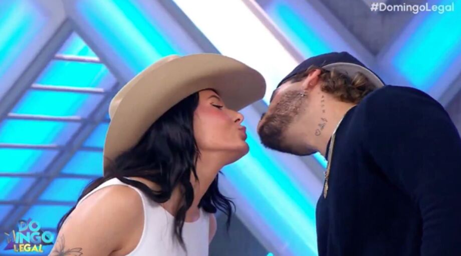 Ana Castela e Zé Felipe trocaram beijo durante o Domingo Legal e aumentaram rumores de romance