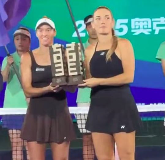 Luisa e Timea com o troféu de vice-campeãs