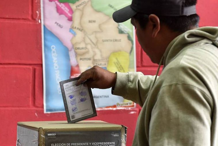 Bolívia encerra votação presidencial em segundo turno entre Rodrigo Paz e Jorge Tuto Quiroga