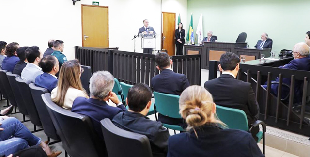 Plenário do Tribunal do Júri de Iguatemi durante solenidade de instalação da 2ª Vara da Comarca