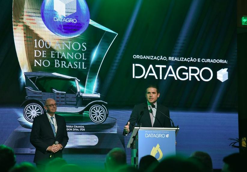 Durante a Conferência Datagro, Hugo Motta defendeu ampliar para 35% a mistura de etanol na gasolina e destacou os 50 anos do ProÁlcool.