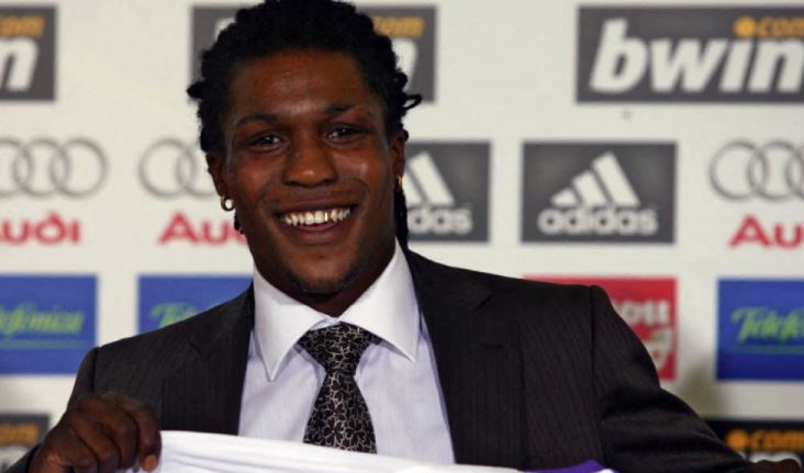 Ex-jogador Royston Drenthe, de 38 anos, sofreu um AVC e está hospitalizado; clubes e familiares manifestaram apoio à recuperação.