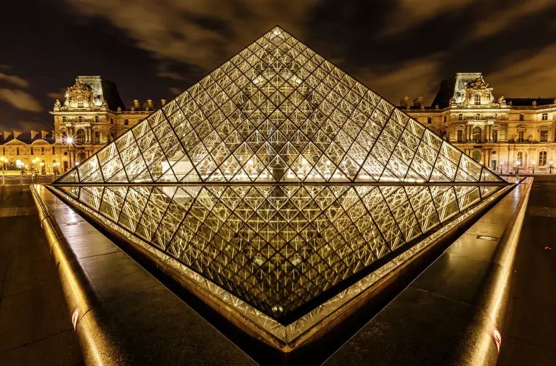Assalto ao Museu do Louvre em Paris inspira lista com filmes sobre roubos em museus disponíveis nas principais plataformas de streaming.