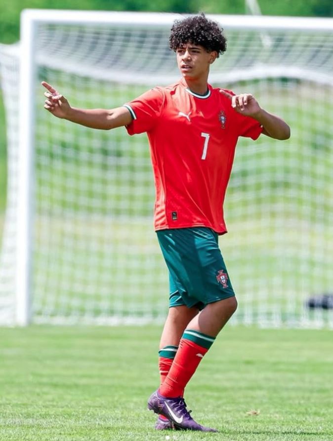 Cristiano Ronaldo Jr. foi convocado para a seleção sub-16 de Portugal.